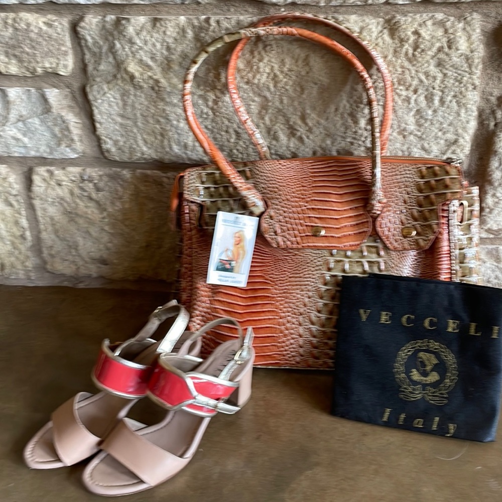NWT Boutique Italian Vecceli “alligator” Leather Bag, removable top zip.